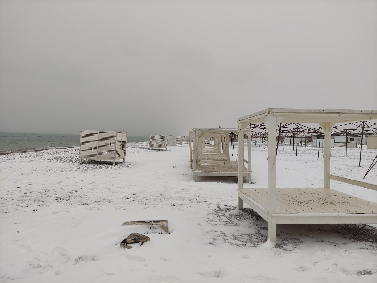 Песчаные пляжи Крыма в снегу фото